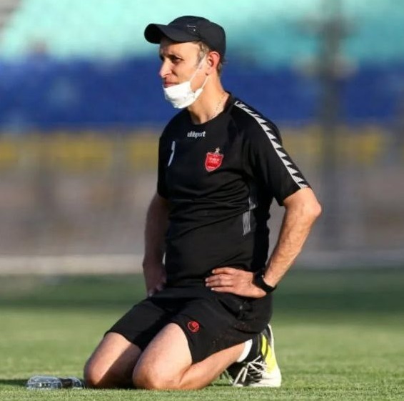 یحیی گل محمدی در زمین فوتبال