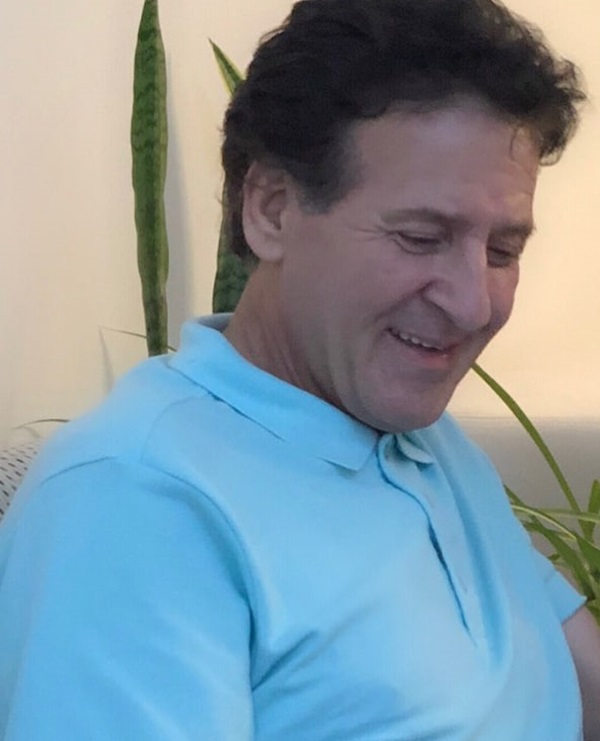 ابوالفضل پورعرب در حال خندیدن