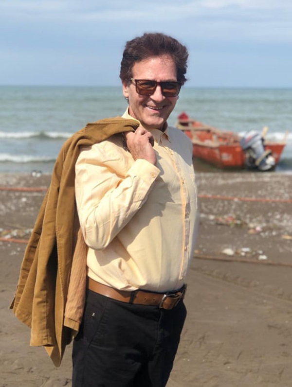 ابوالفضل پورعرب در کنار دریا