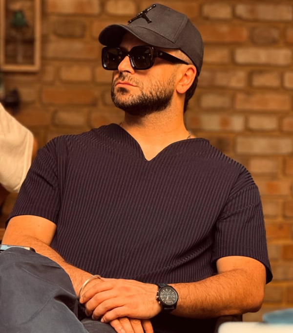 روزبه حصاری